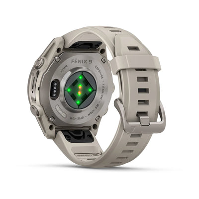 Garmin fēnix® 9 (43 mm) - Titan mit Silikonarmband in Fog Gray