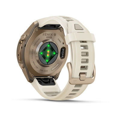 Garmin fēnix® 9 Pro (43 mm) – Autumn Gold Titanium mit cremefarbenem/french-grauem Silikonarmband