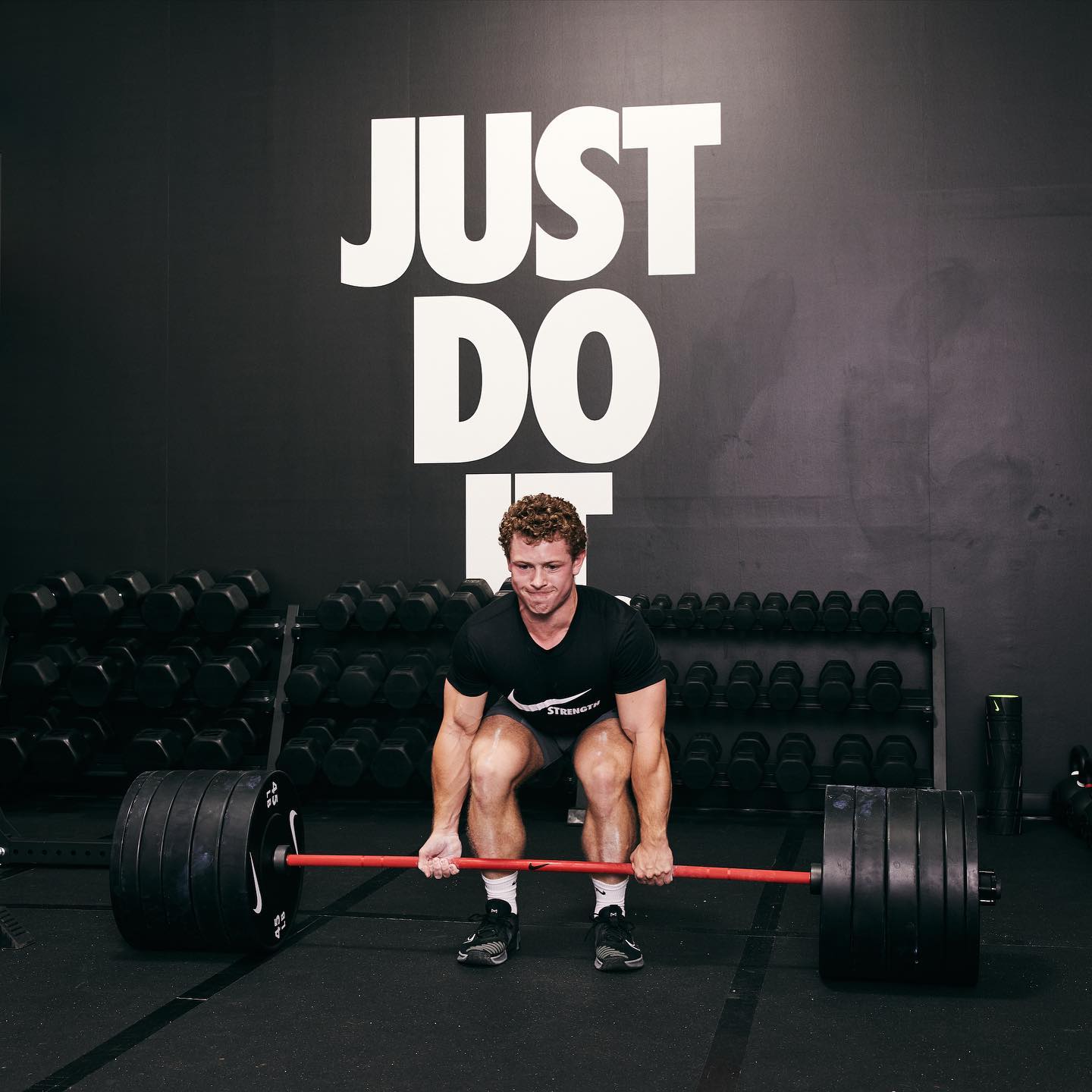 Nike Strength Coated Premium Langhantel – 20 kg / Roter Swoosh 