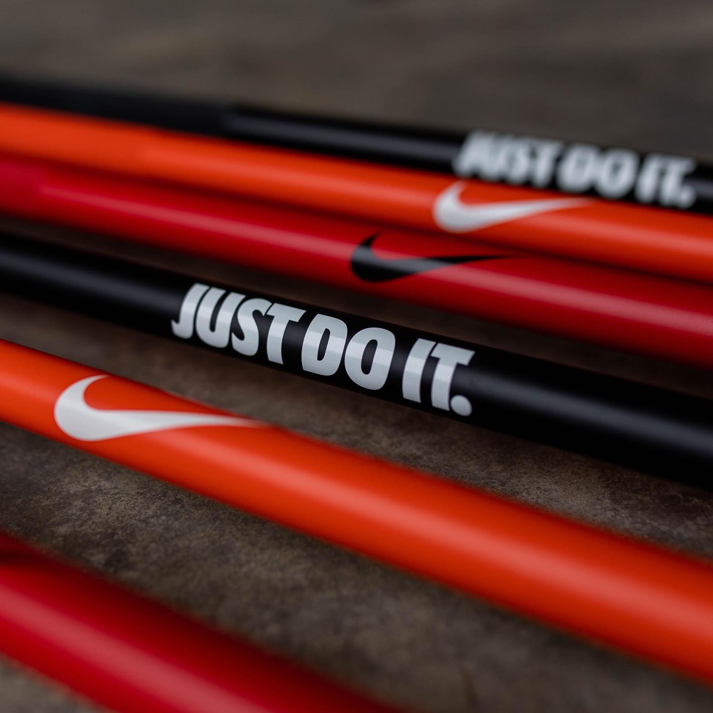 Nike Strength Coated Premium Langhantel - 20 kg / Oranger Swoosh 